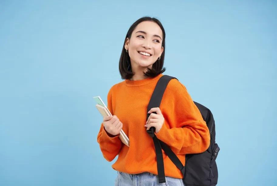 Joven universitaria sonriente